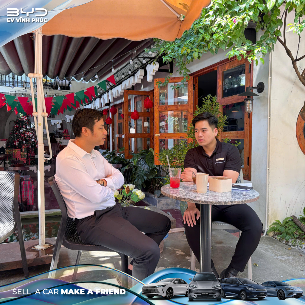 Khách hàng tìm hiểu chi tiết vận hành tại khu vực lái thử BYD Vĩnh Phúc