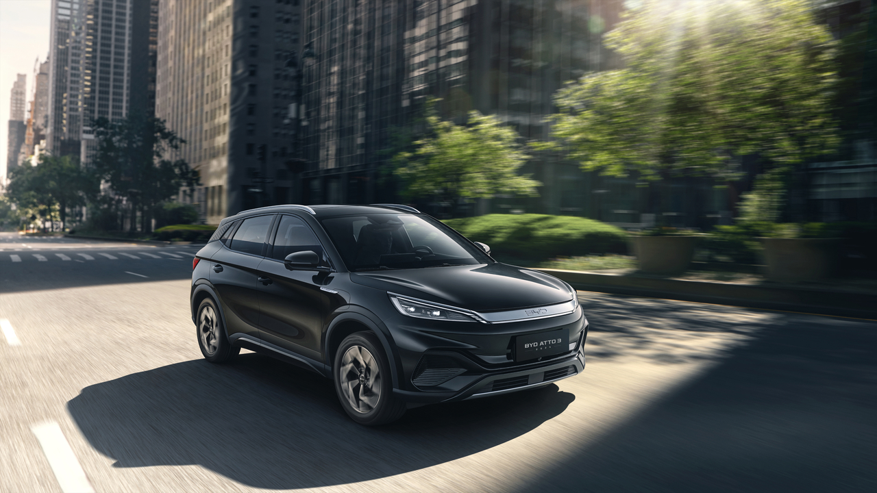 BYD Atto 3 với tính năng an toàn thông minh, hỗ trợ người mới lái tự tin điều khiển xe nhờ công nghệ chủ động toàn diện.