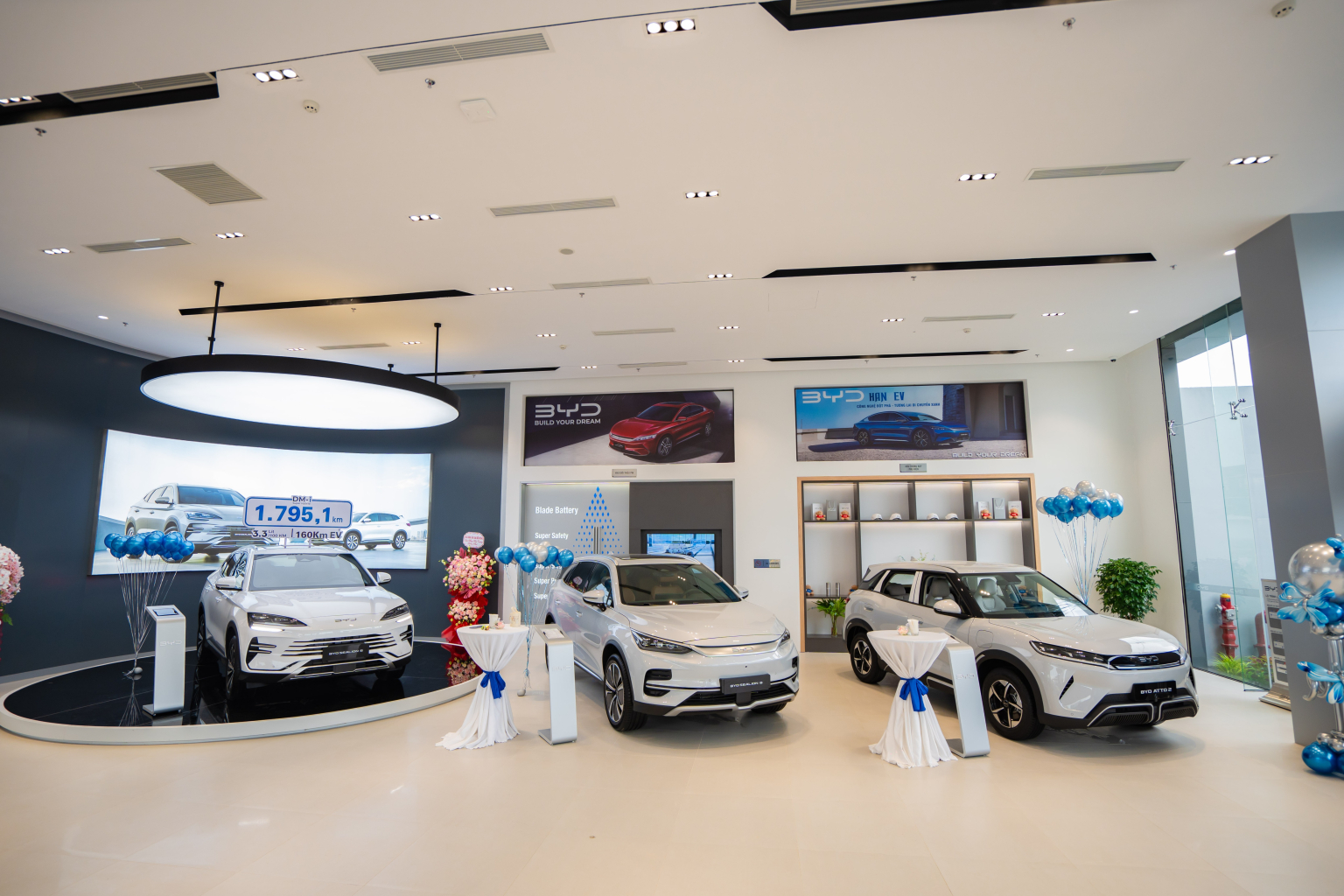 Thiết kế hiện đại của xe BYD với nội thất rộng, thông minh, ngoại thất Dragon Face và Ocean Aesthetics thời thượng, mang lại trải nghiệm tiện nghi, tinh tế và đầy phong cách