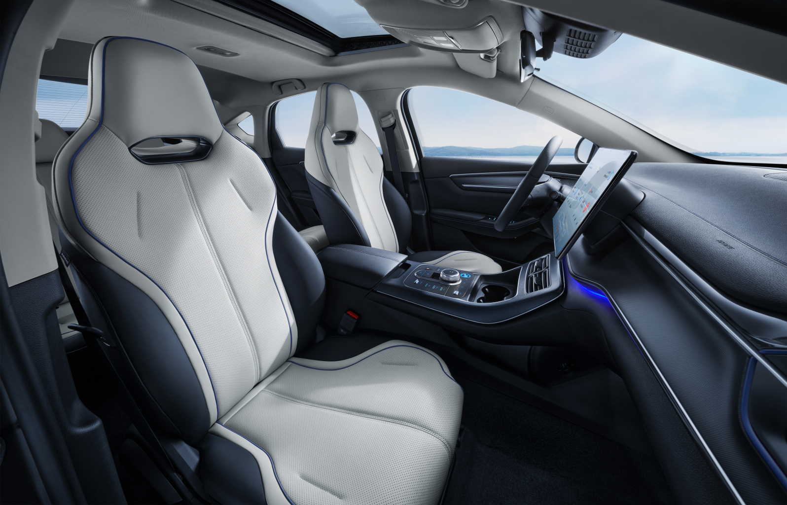 Nội thất BYD Seal 5 hiện đại với màn hình trung tâm 12,8 inch và không gian sang trọng bậc nhất phân khúc.