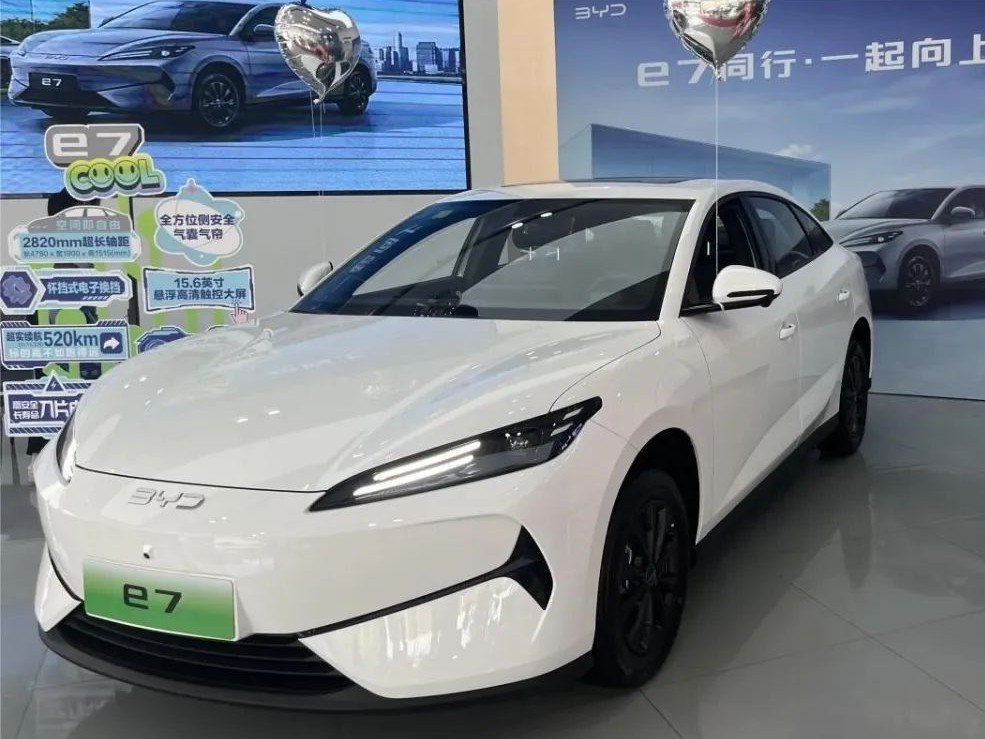 Xe điện BYD e7 – sedan giá rẻ với thiết kế hiện đại, phù hợp cho taxi và người dùng trẻ.