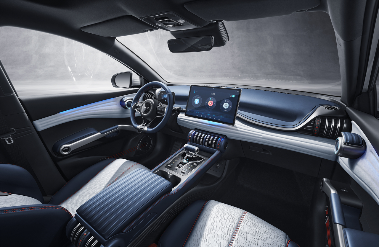  Khoang nội thất xe điện BYD tối giản, rộng rãi, trang bị màn hình cảm ứng xoay và đèn LED đổi màu.