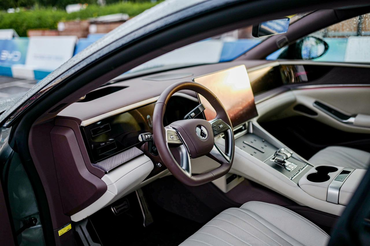 Nội thất Denza Z9 GT hiện đại, sang trọng với màn hình lớn và chất liệu cao cấp