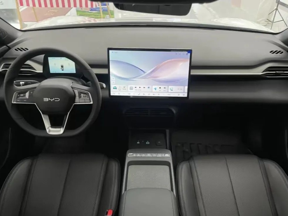 Nội thất BYD e7 – khoang lái hiện đại, màn hình trung tâm lớn, phù hợp xe điện giá rẻ.