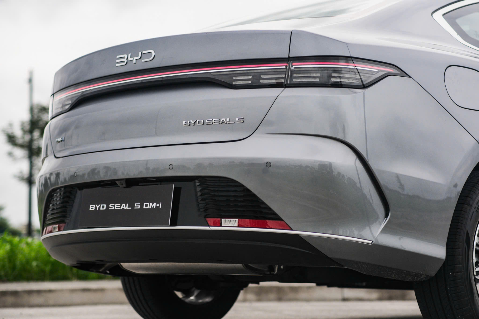 BYD Seal 5 DM-i trang bị động cơ xăng 1.5L kết hợp mô-tơ điện cho công suất 217 mã lực, chạy điện thuần 80–120 km, tăng tốc 0-100 km/h trong 7,5 giây và tiêu hao chỉ 2,95 lít/100 km.