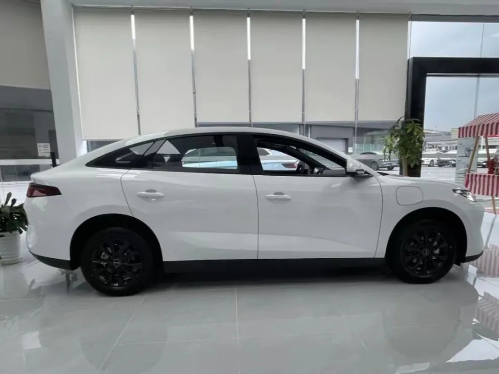 Bên sườn xe BYD e7 – thiết kế thanh thoát, hiện đại, phù hợp cho taxi điện và người trẻ