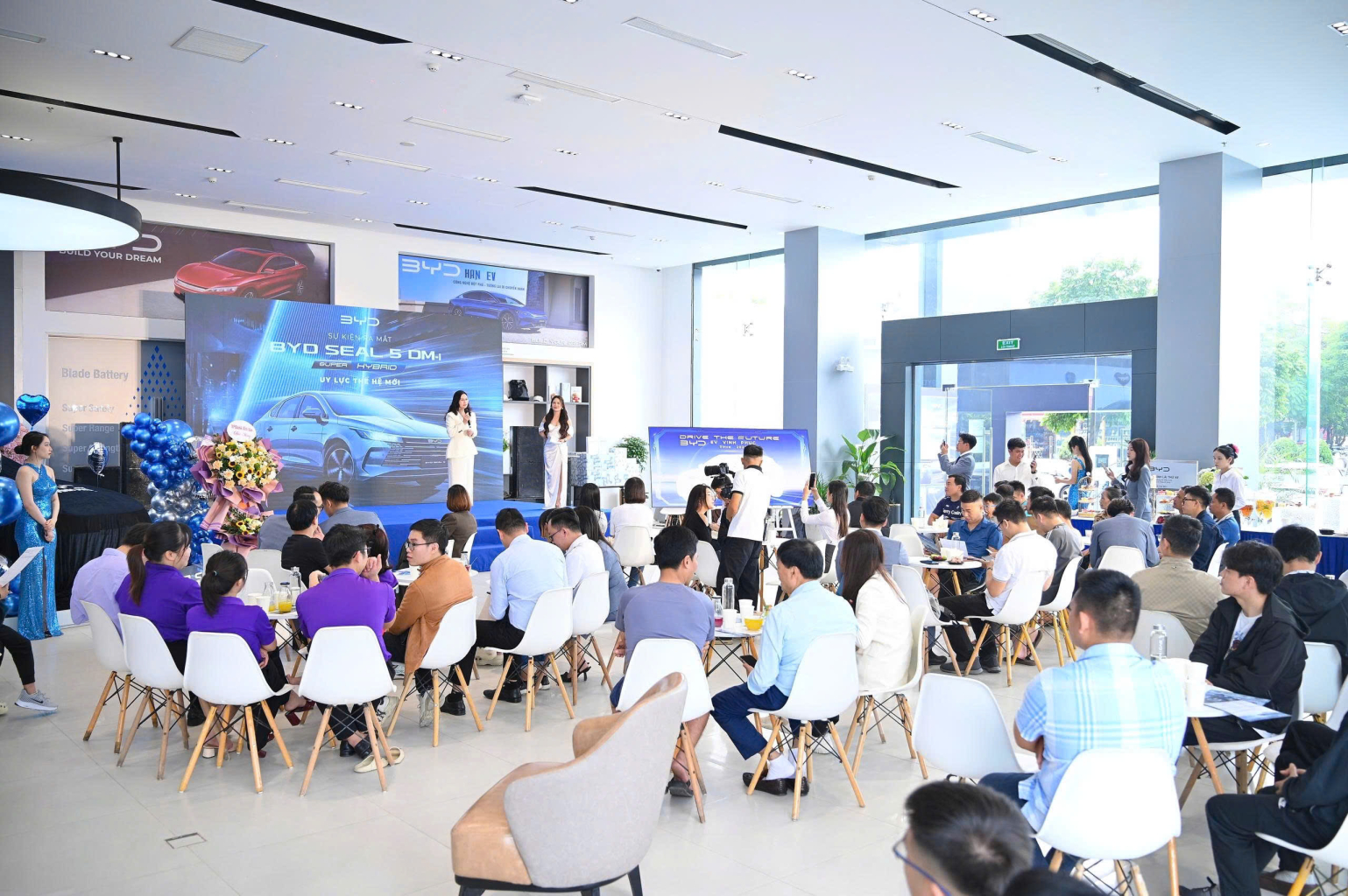 Hàng trăm khách hàng đã đến tham dự sự kiện ra mắt xe BYD Seal 5 của BYD Vĩnh Phúc