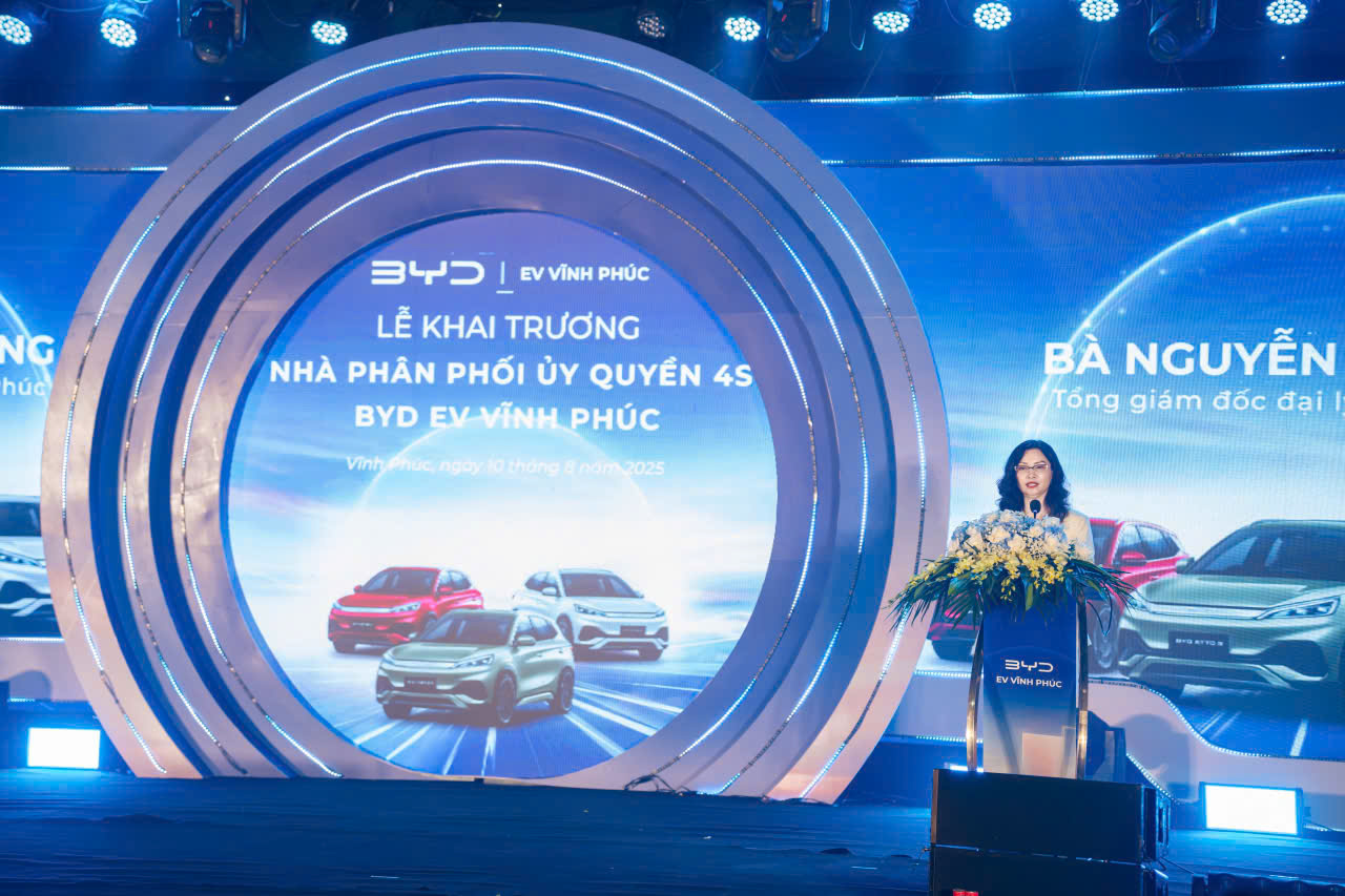 Tổng Giám đốc BYD EV Vĩnh Phúc phát biểu tại lễ khai trương, khẳng định cam kết mang đến sản phẩm – dịch vụ chuẩn quốc tế và đồng hành cùng địa phương phát triển giao thông xanh bền vững.
