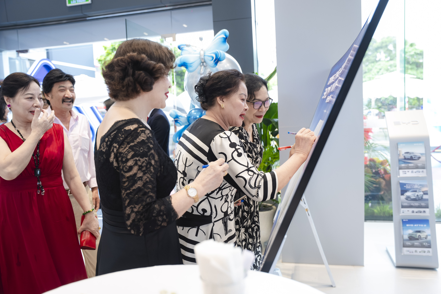 Khách hàng cùng tham gia ký tên để lại dấu ấn cho hành trình xanh tại BYD Vĩnh Phúc