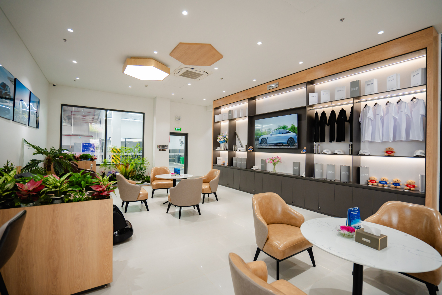 Không gian chờ sang trọng với đầy đủ tiện ích: wifi, trà – café, … giúp khách hàng thư giãn trong thời gian chờ dịch vụ