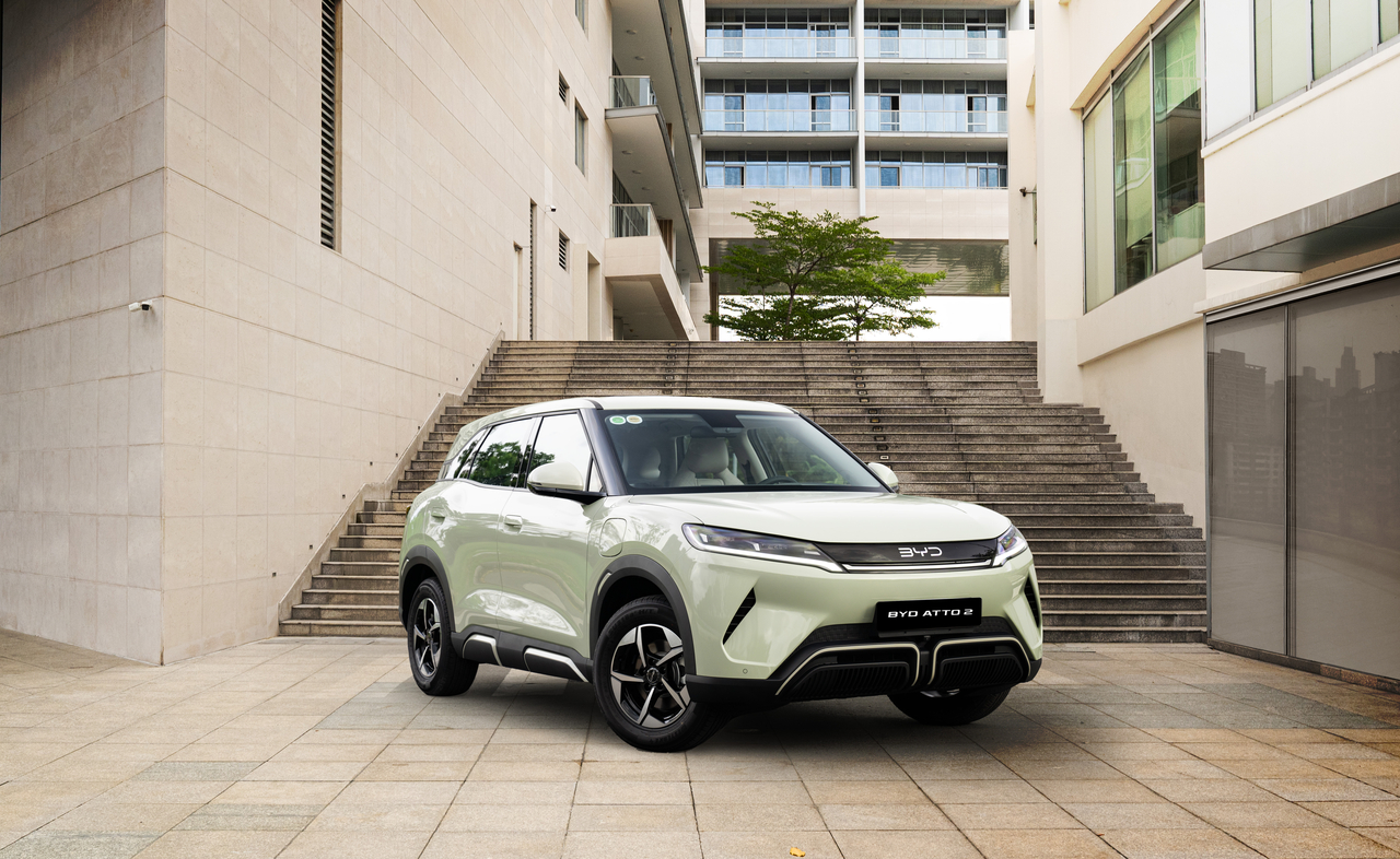 BYD Atto 2 với thiết kế thể thao, đèn LED sắc nét, tay nắm cửa ẩn và la-zăng 16 inch hiện đại.