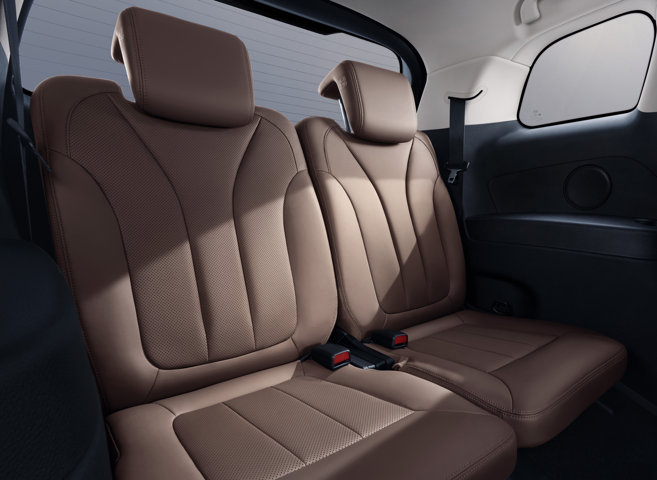 Hàng ghế thứ ba của BYD M6 với thiết kế rộng rãi, có thể ngả lưng, trang bị tựa đầu và cửa gió điều hòa riêng