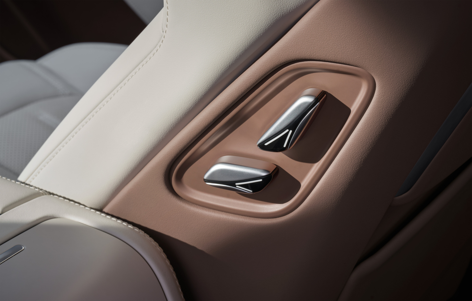 BYD M9 - Nội thất - Cụm nút chỉnh điện kim loại mang đến thao tác điều chỉnh ghế mượt mà và sang trọng.