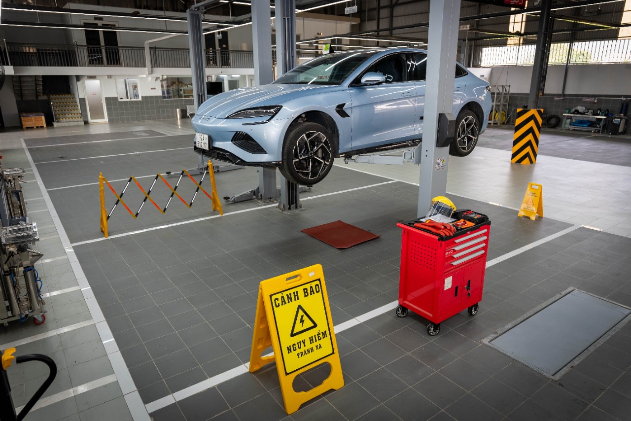 Khách hàng được kiểm tra xe miễn phí, cập nhật phần mềm và tư vấn kỹ thuật trực tiếp từ chuyên gia cao cấp BYD