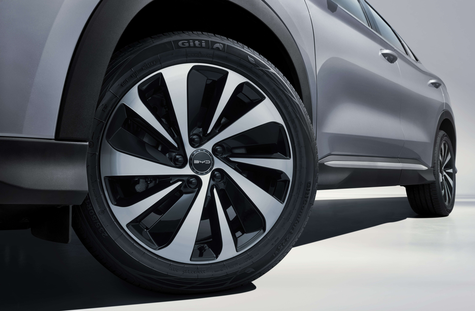 BYD SEALION 6 - Ngoại thất - Mâm xe hợp kim thiết kế thể thao, mạnh mẽ