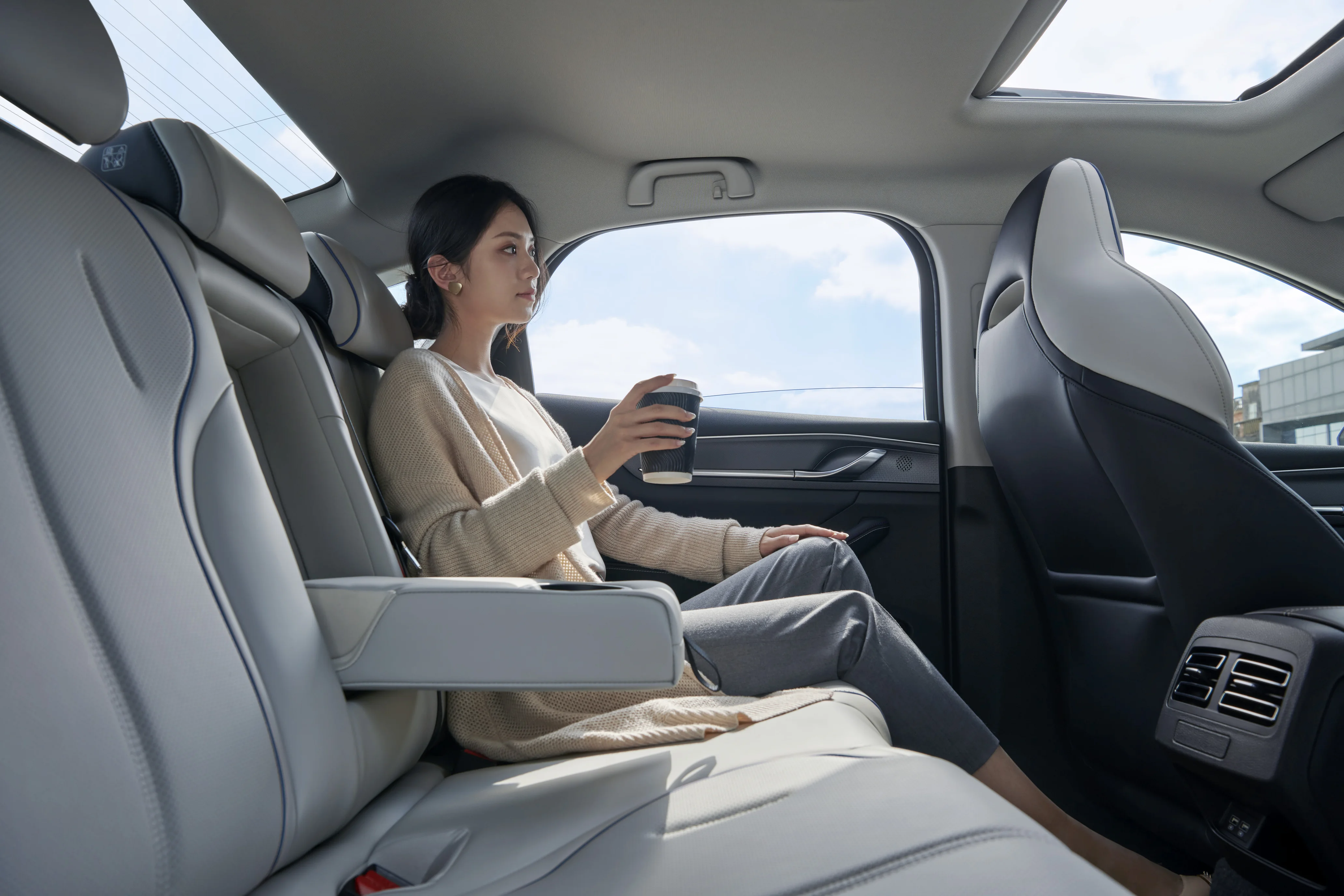 BYD SEAL 5 - Nội thất - Không gian hàng ghế sau rộng rãi, thoải mái