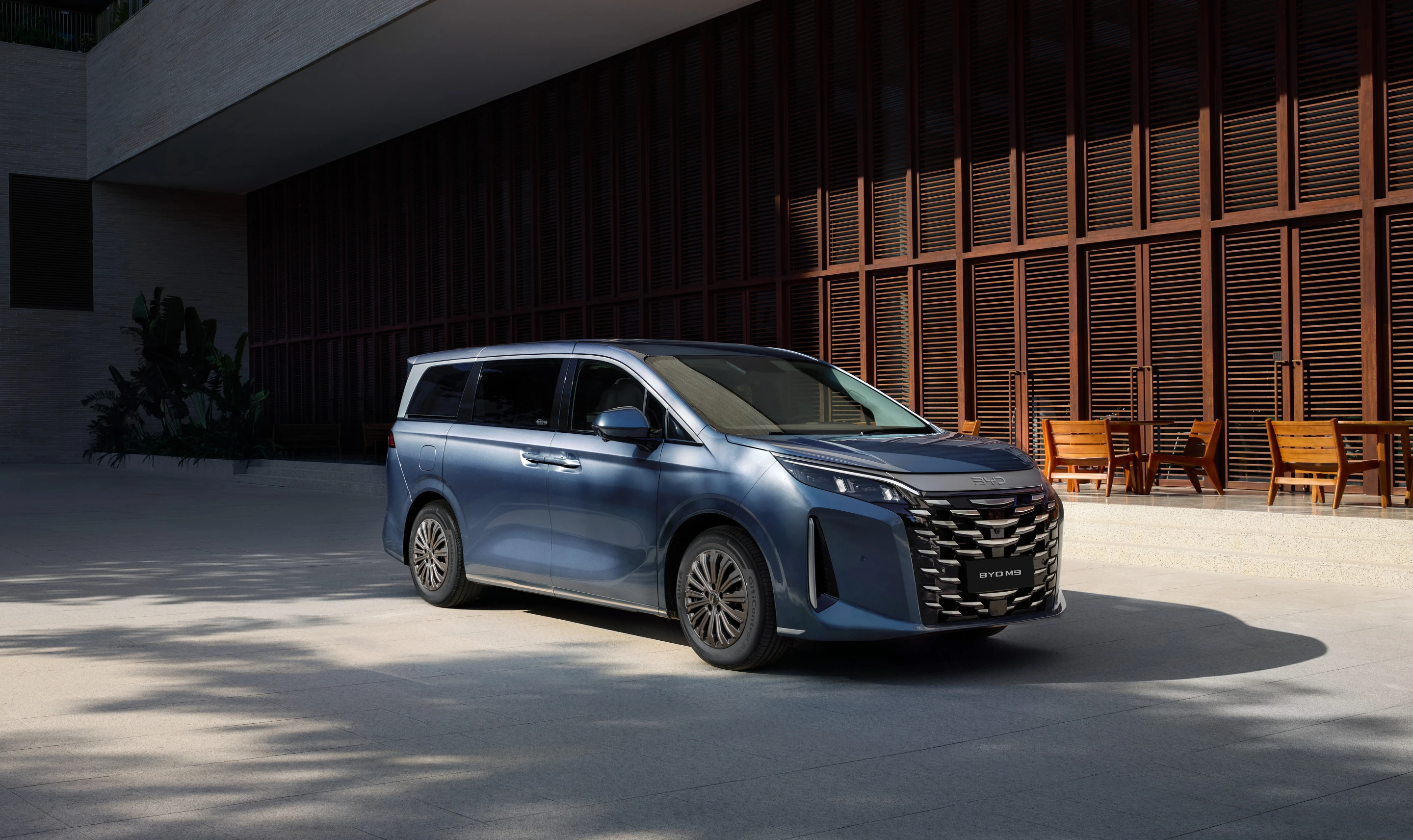 BYD M9 - Ngoại thất - BYD M9 mang thiết kế kết hợp chiều sâu văn hóa và phong cách hiện đại, tạo nên một mẫu MPV sang trọng, uy nghi và đầy bản sắc.