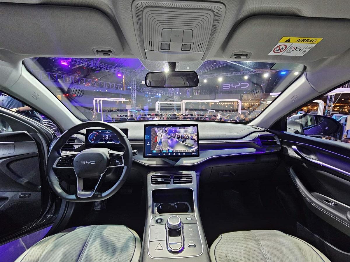 Nội thất BYD Seal 5 DM-i tối giản, hiện đại với vô lăng thể thao, màn hình xoay 12,8 inch và cần số pha lê cao cấp