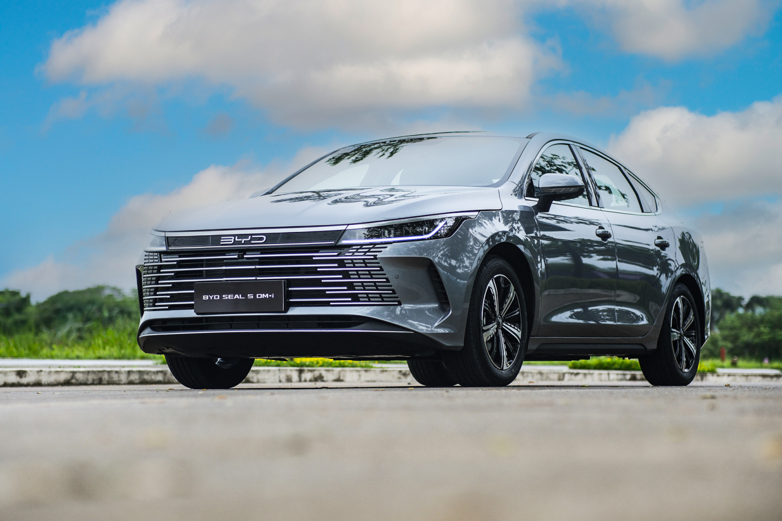 BYD Seal 5 DM-i với thiết kế hiện đại và công nghệ hybrid thế hệ mới, thu hút sự chú ý trong cộng đồng yêu xe.
